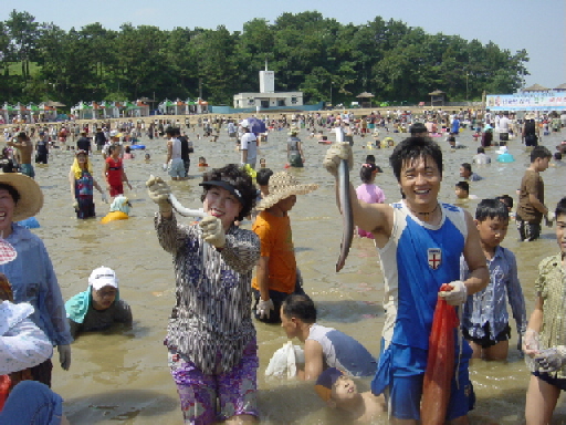 서울 암사동에서 온 이쁜이 아줌마 장어잡고 환호 